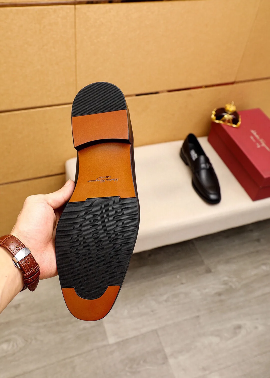 Men's shoes 💰400 💐 Product trademark: Ferragamo "Ferragamo" casual leather shoes Regular size: 39-44 (38.45.46🉑️customized) Product materials: Selected imported calfskin upper + classic hardware buckle, imported pig leather lining. Strong three-dimensional visual effect, non-slip and wear-resistant combination outsole Color: 1⃣️color optional
